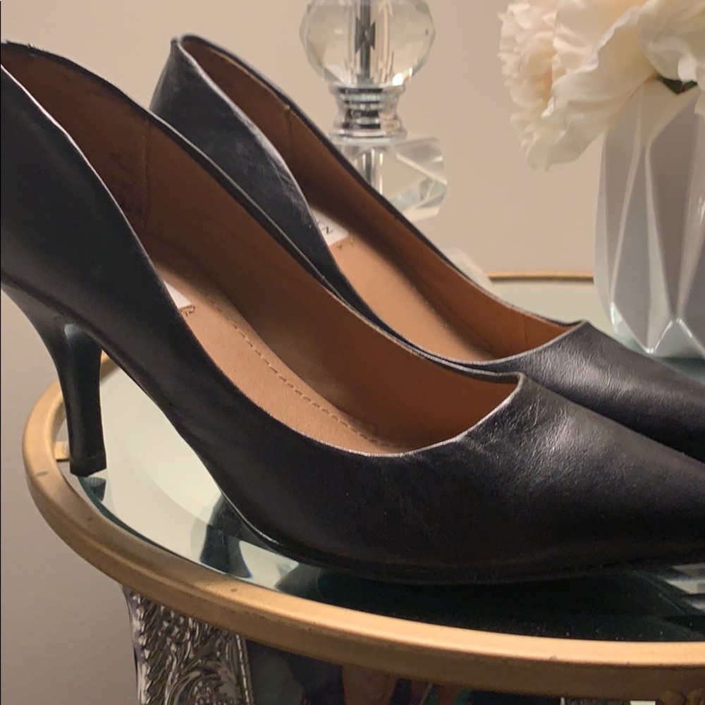 NEVER BEFORE WORN Black Pumps